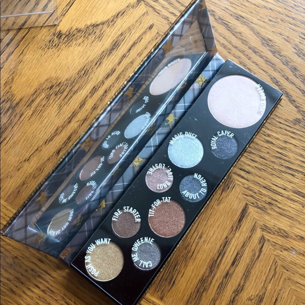 NEW  MAC Cosmetics Qween Supreme Eyeshadow Palette